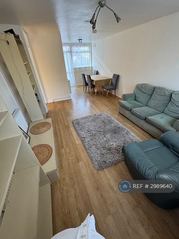 Flat Grant Road in Greater London
