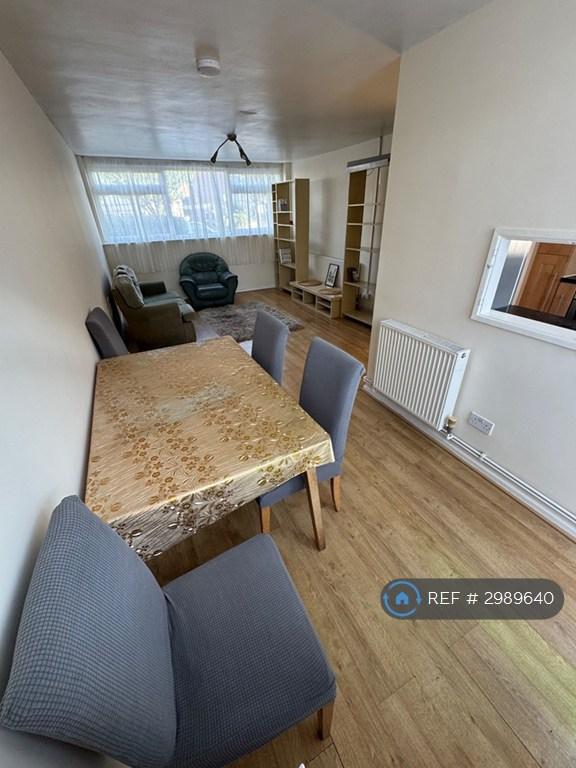Flat Grant Road in Greater London