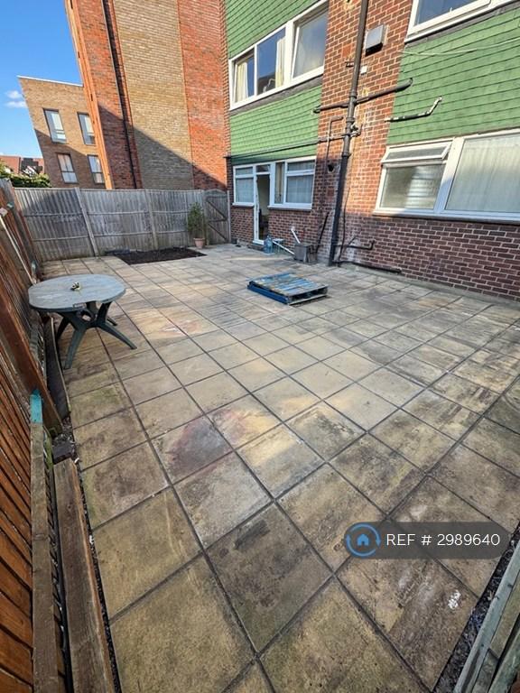 Flat Grant Road in Greater London