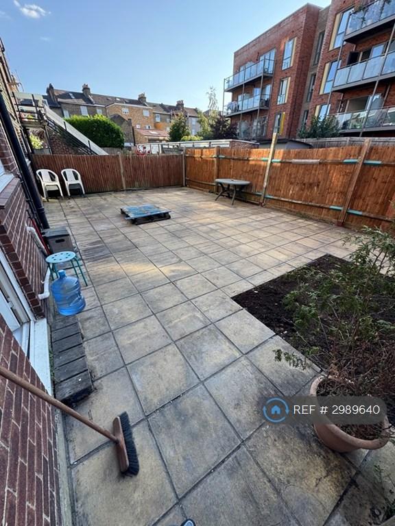 Flat Grant Road in Greater London