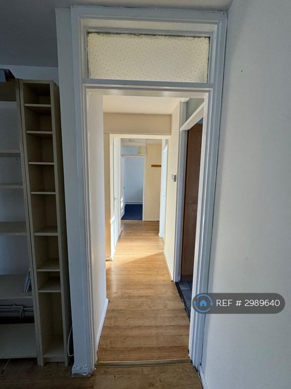 Flat Grant Road in Greater London