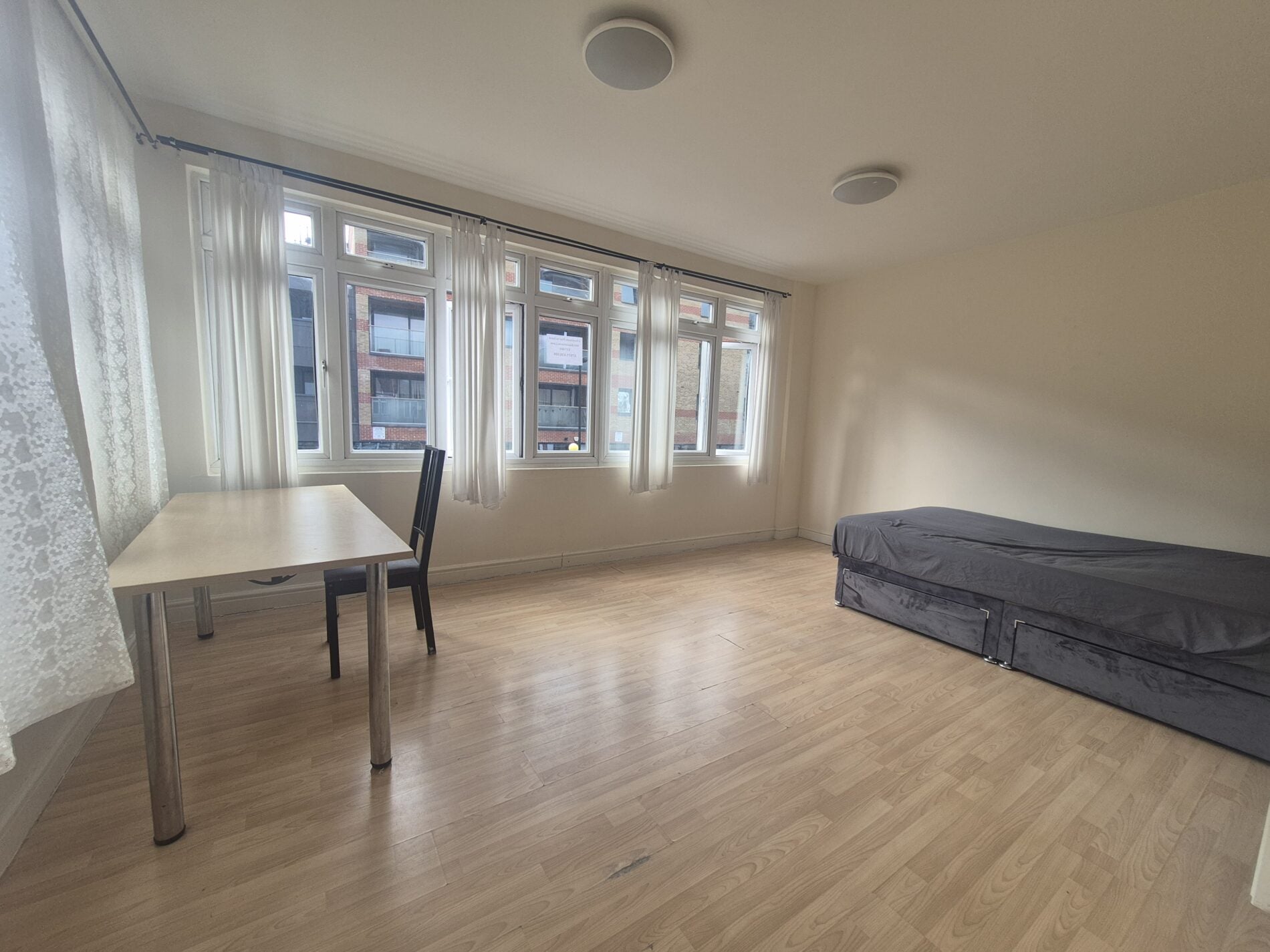 Flat Blackhorse Lane in Greater London