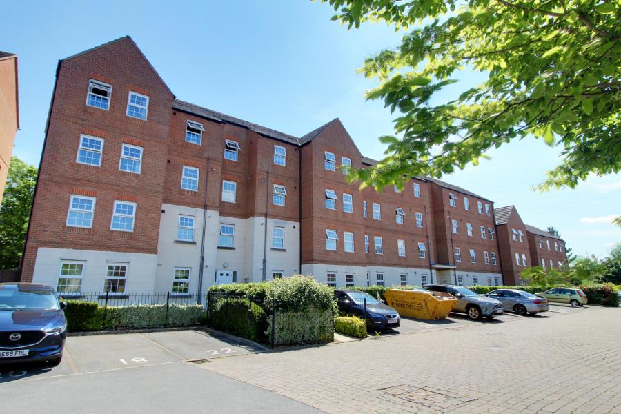 Flat Oundle Road in Peterborough