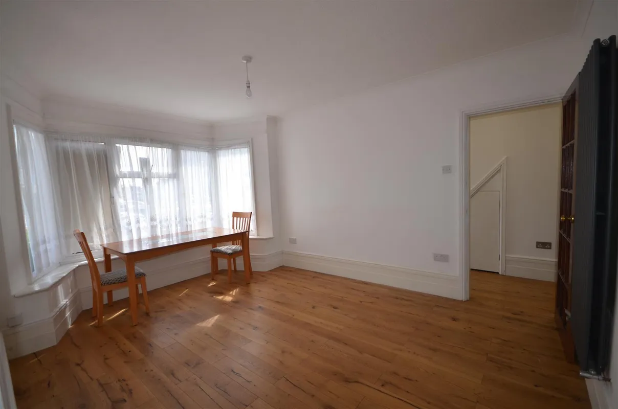 Flat Honeypot Lane in Greater London
