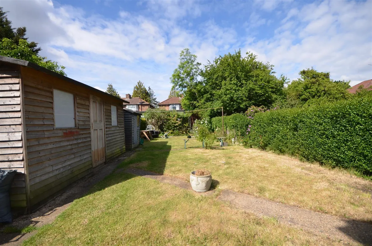 Flat Honeypot Lane in Greater London