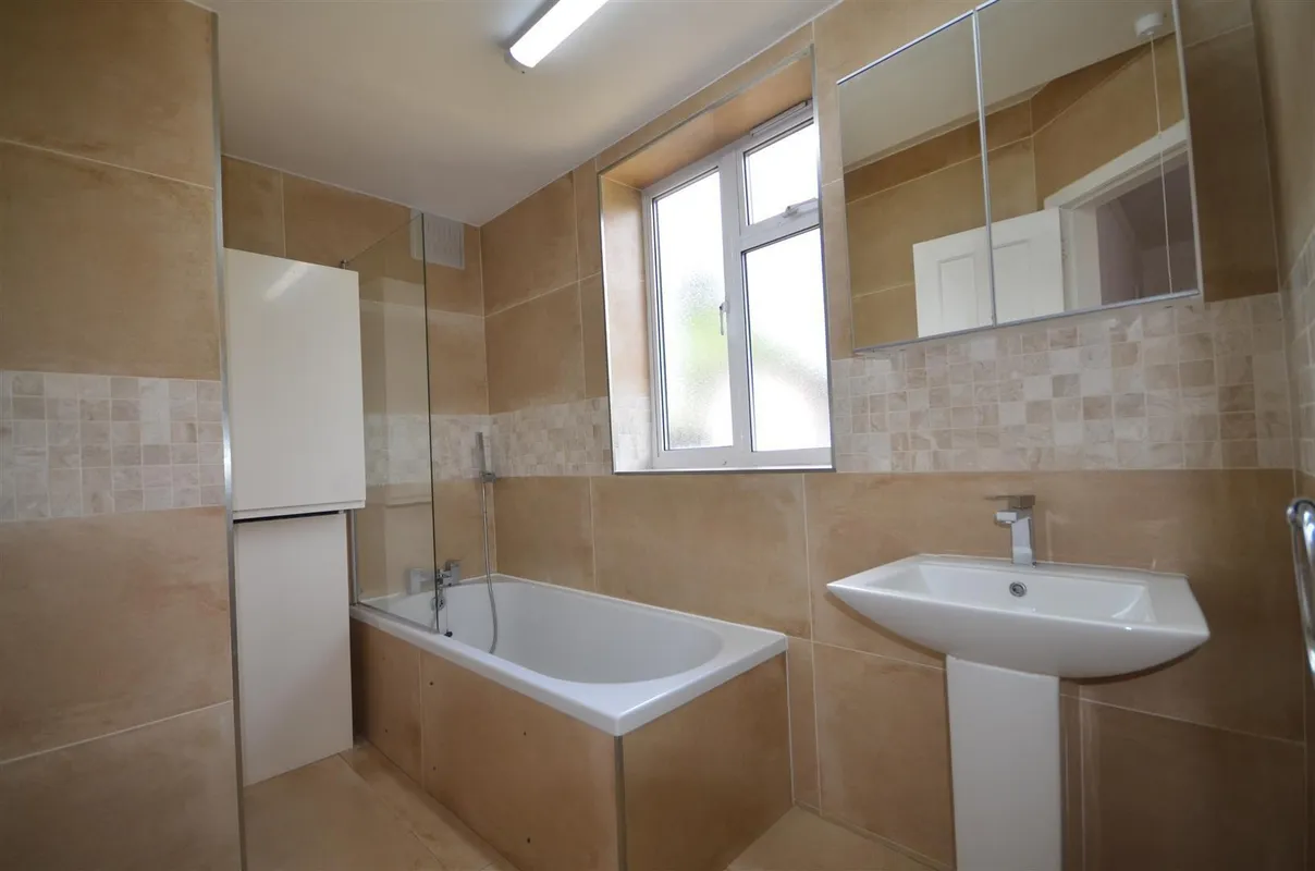 Flat Honeypot Lane in Greater London