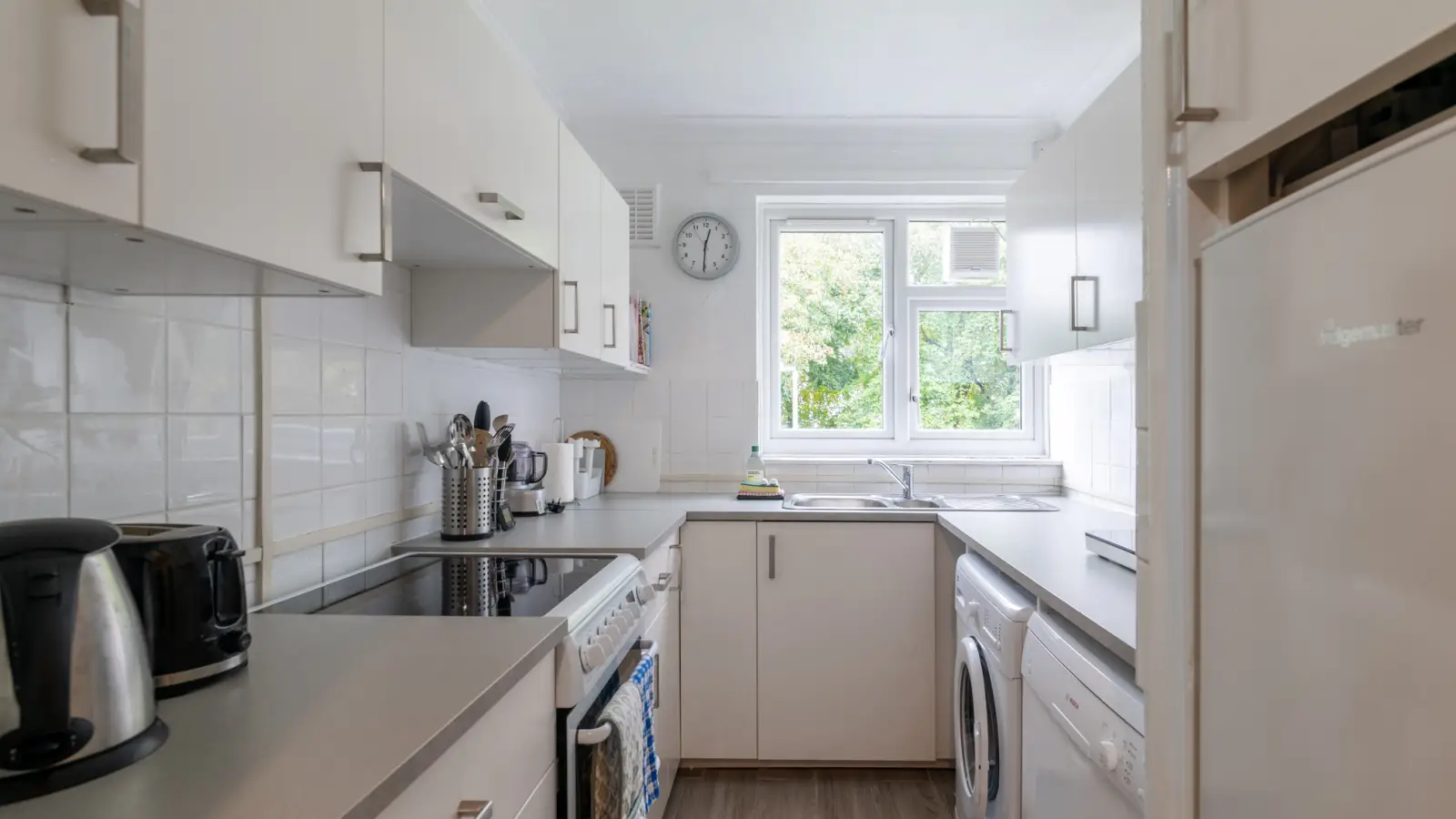 Flat Montserrat Road in Greater London