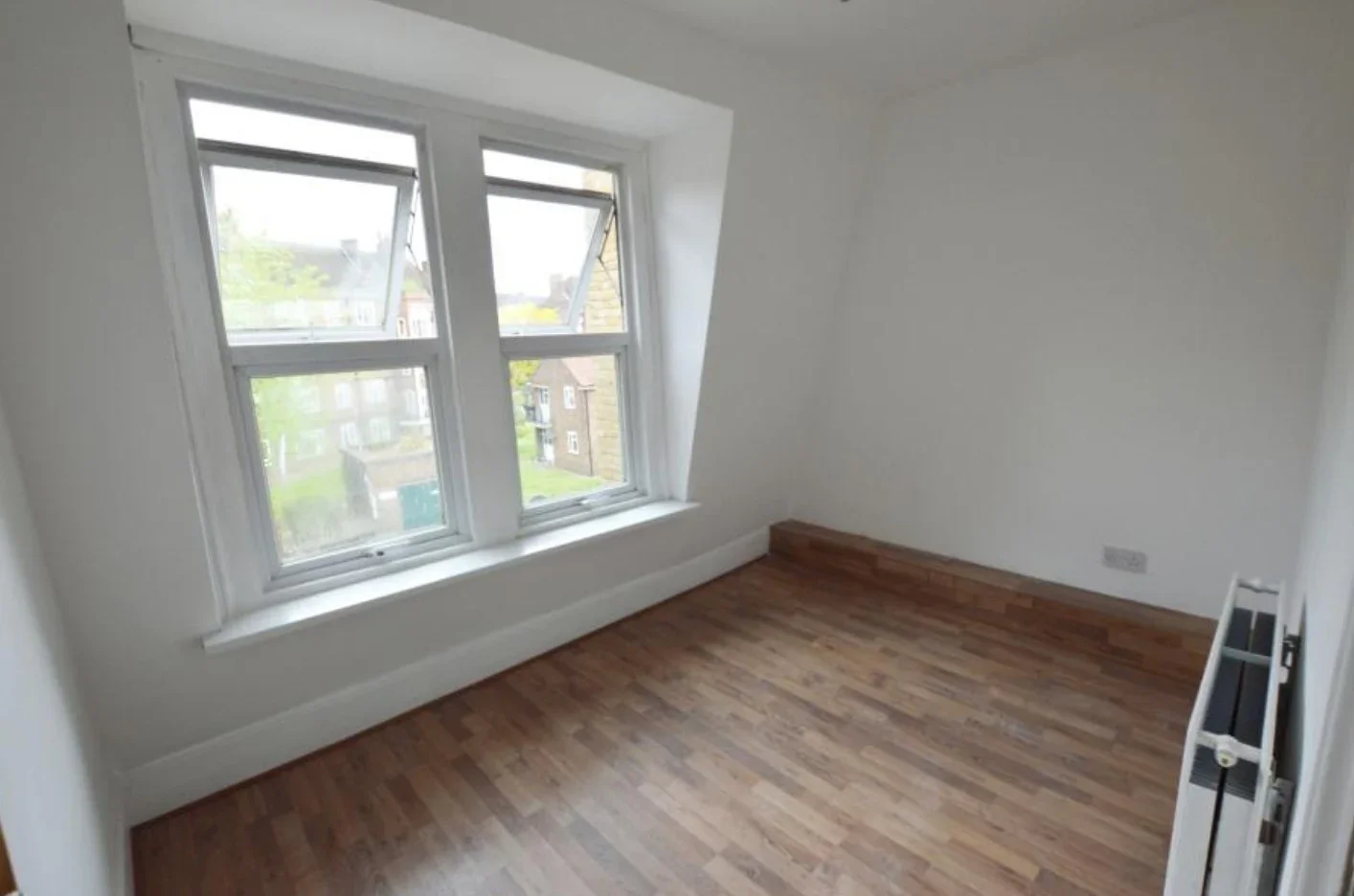 Flat Goldsmiths' Row in Greater London