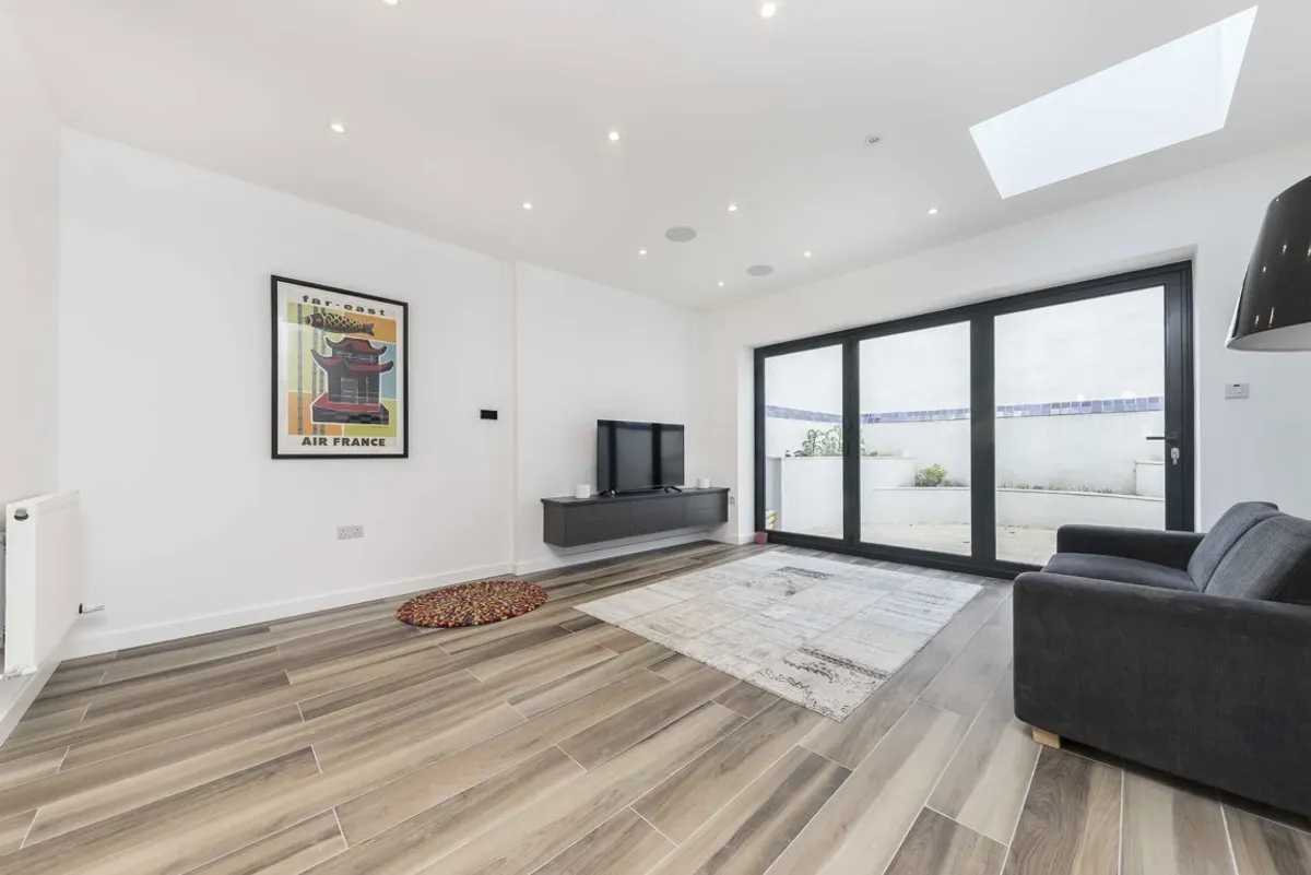 Flat Turneville Road in Greater London