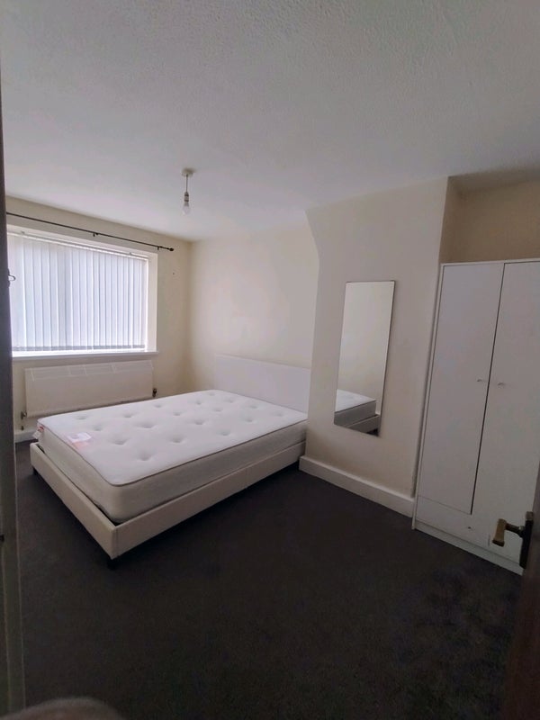 Room Eccles New Road in Salford