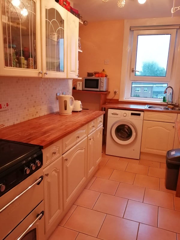 Room Nitshill Road in Glasgow