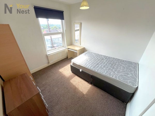 Room Westfield Road in Leeds