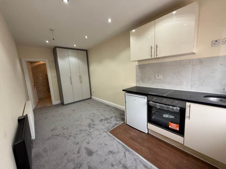Room Bowrons Avenue in Greater London