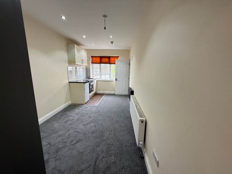 Room Bowrons Avenue in Greater London