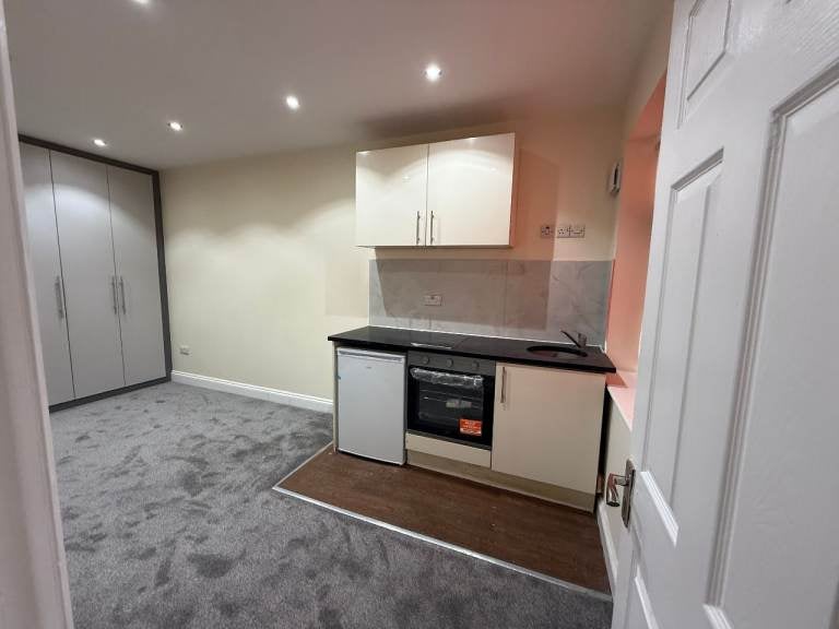 Room Bowrons Avenue in Greater London