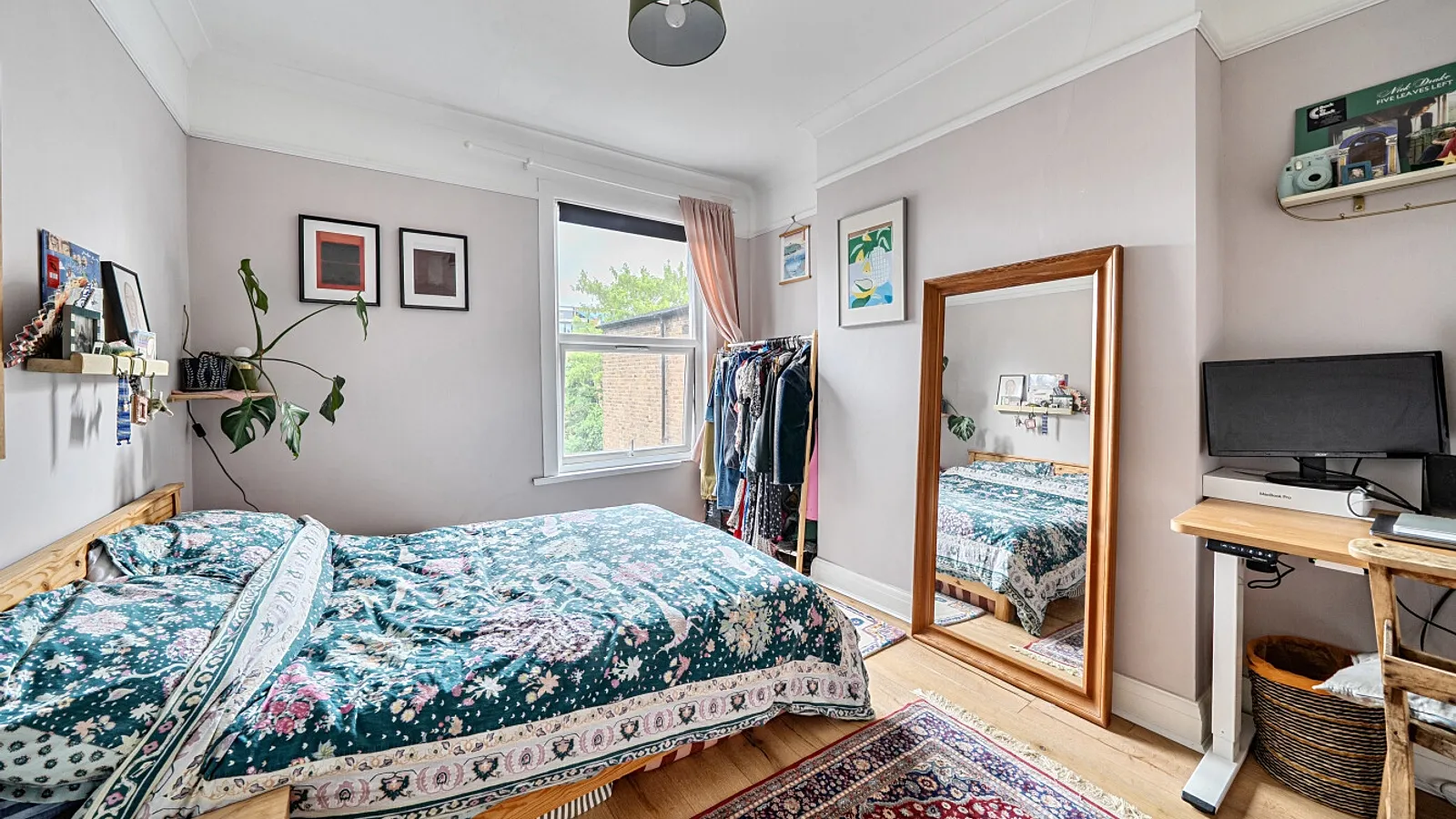 Flat Hewitt Road in Greater London