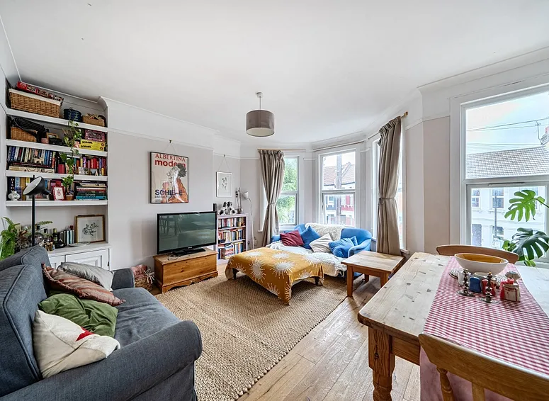 Flat Hewitt Road in Greater London