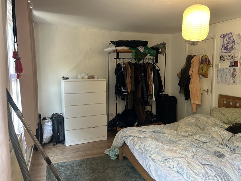 Room Cannon Street Road in Greater London