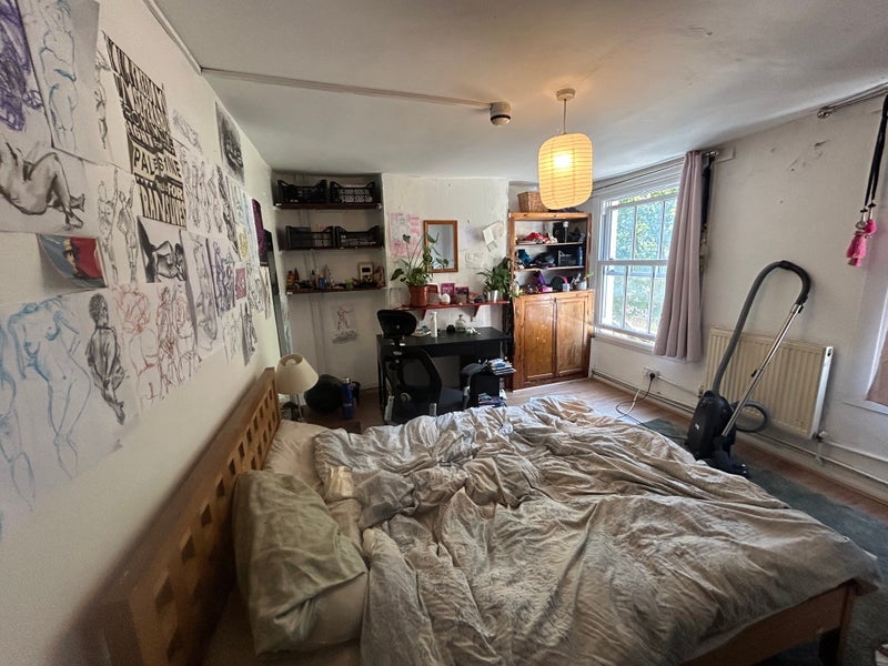Room Cannon Street Road in Greater London