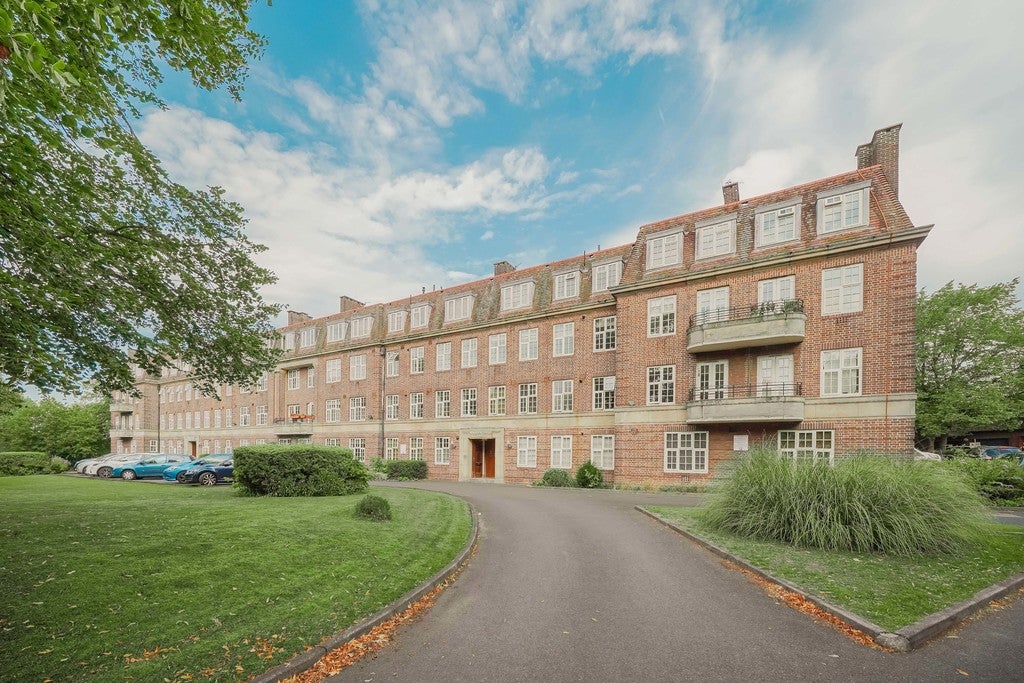 Flat Mapperley Gardens in Birmingham