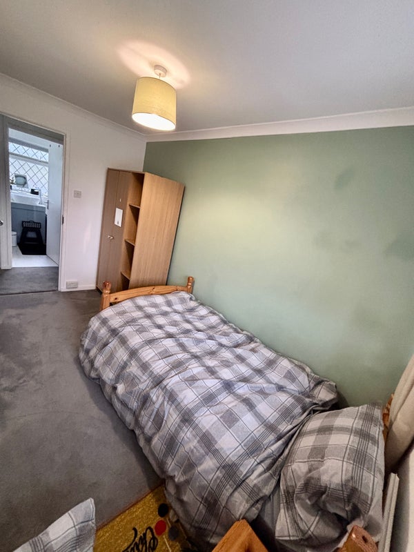 Room Dickens Road in Crawley