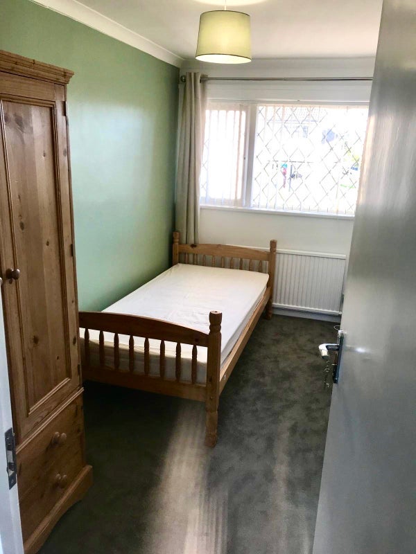 Room Dickens Road in Crawley