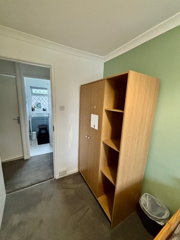 Room Dickens Road in Crawley