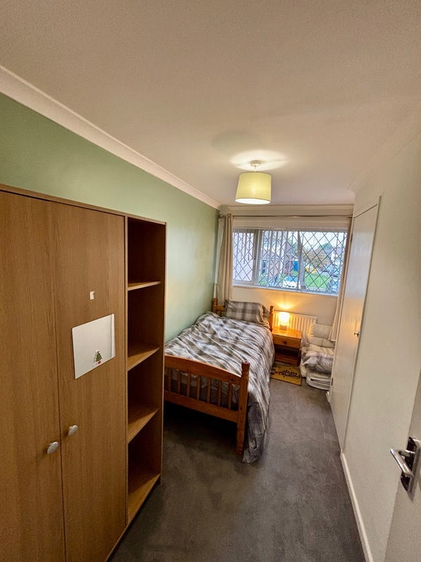 Room Dickens Road in Crawley