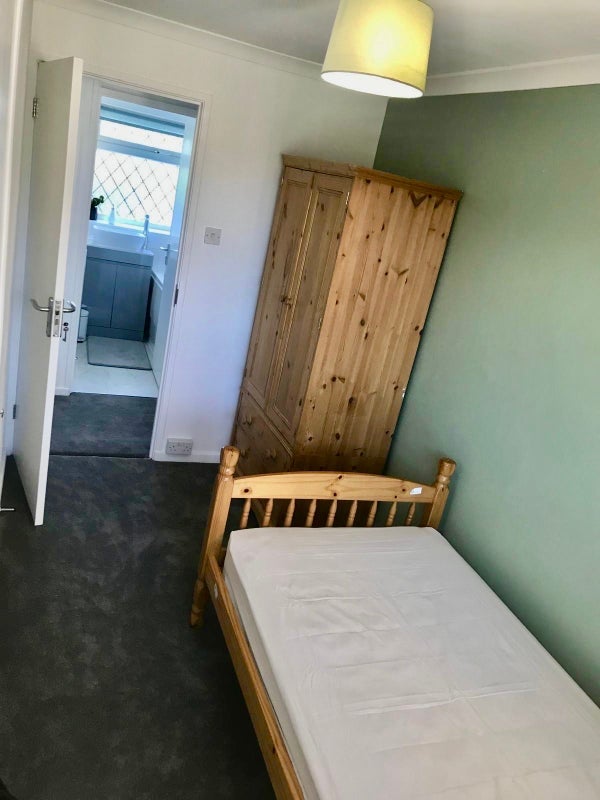 Room Dickens Road in Crawley