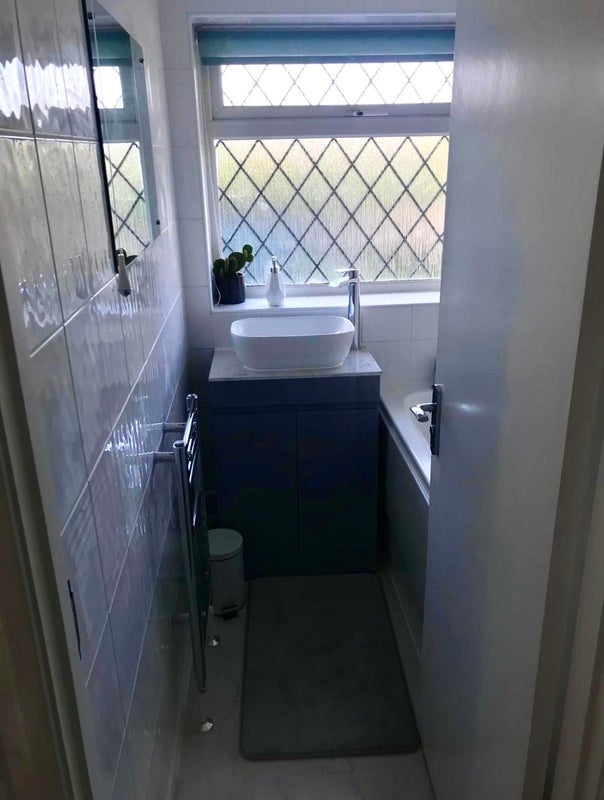 Room Dickens Road in Crawley