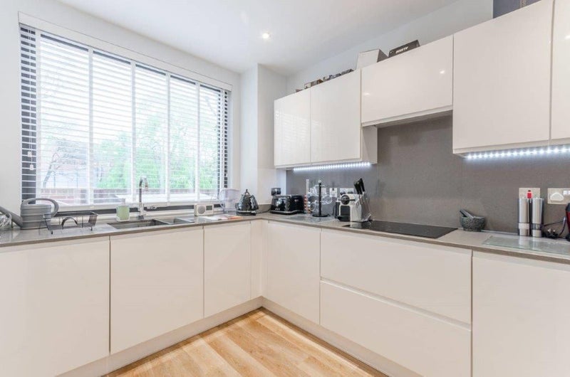 Room Riverdale Drive in Greater London