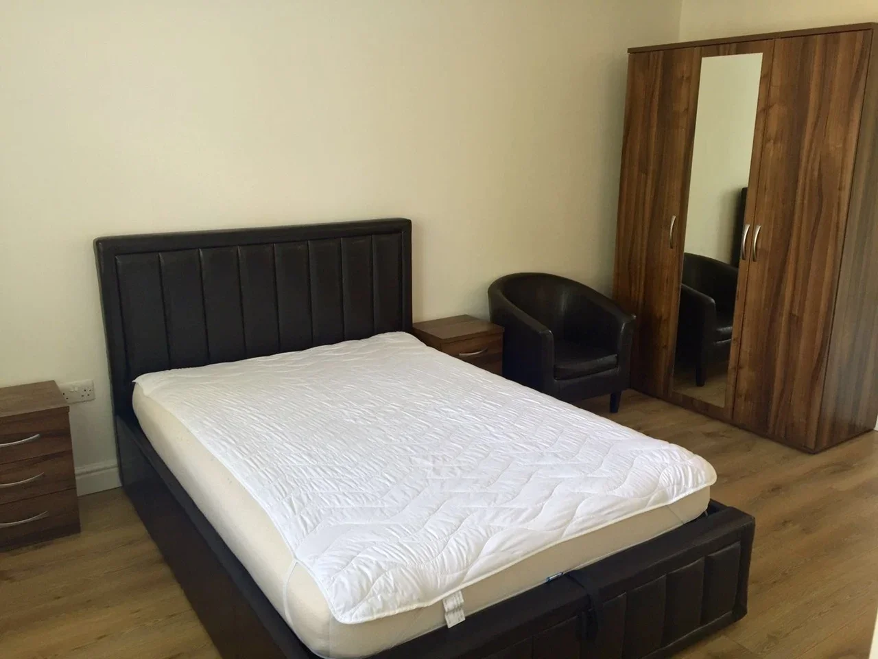 Room Dene Avenue in Greater London