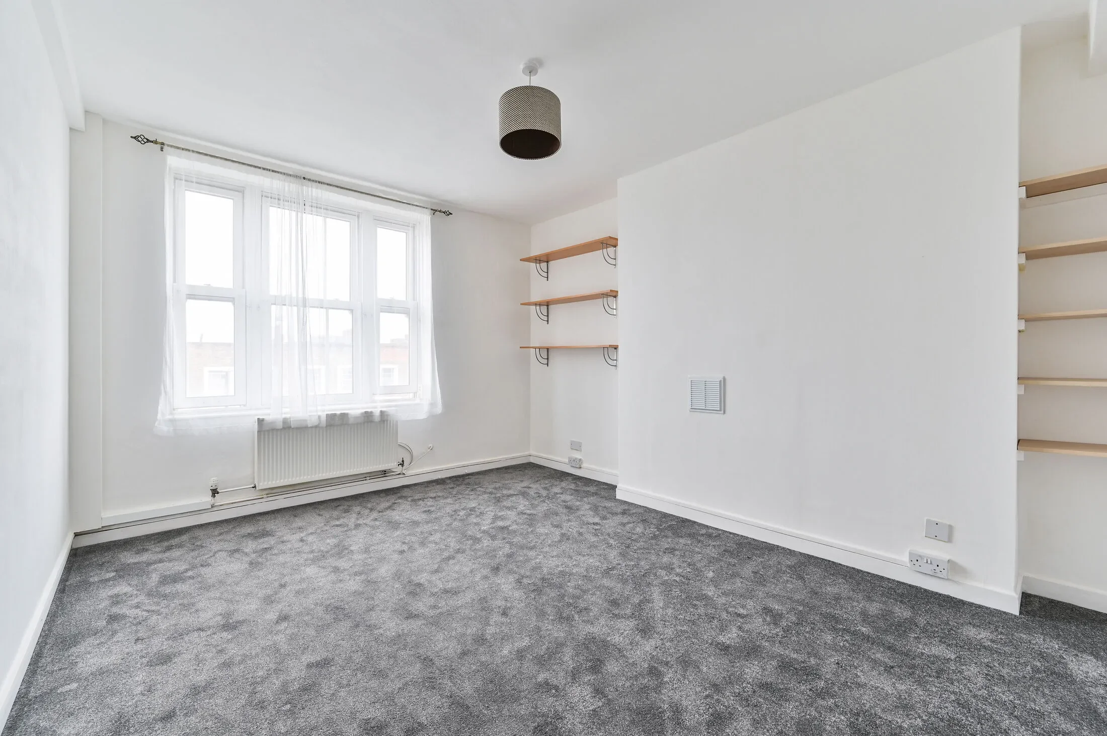 Flat Queen's Crescent in Greater London