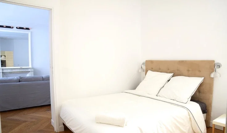 Flat Rue de Berri in Paris