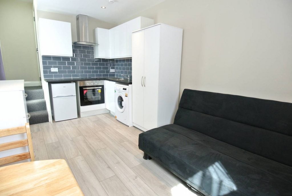 Flat Rockhall Road in Greater London