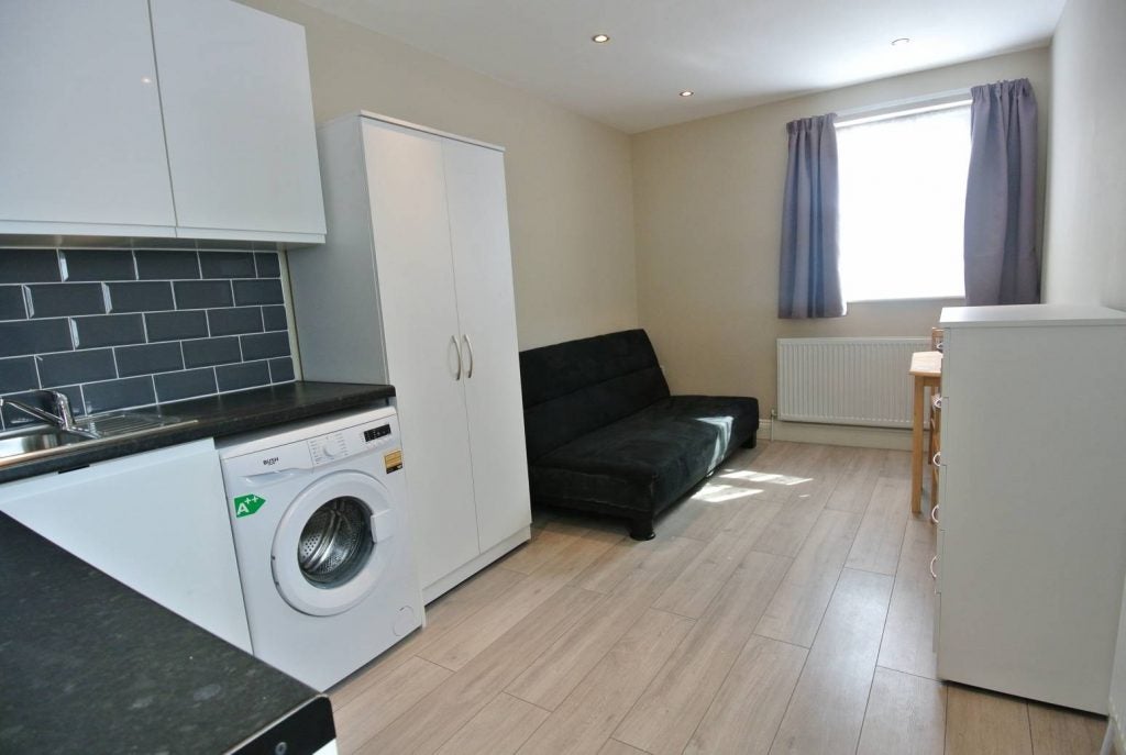 Flat Rockhall Road in Greater London