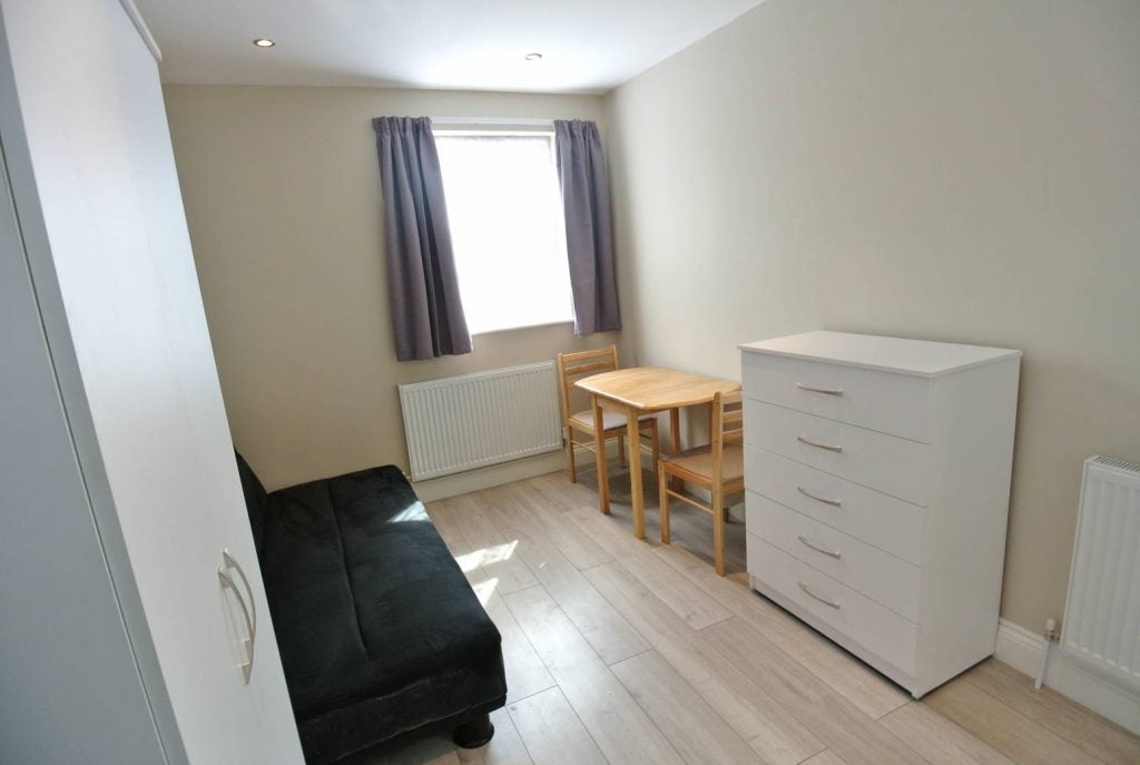 Flat Rockhall Road in Greater London