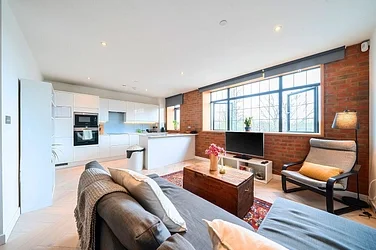 Flat Culloden Close in Greater London
