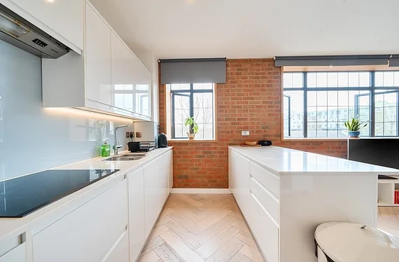 Flat Culloden Close in Greater London