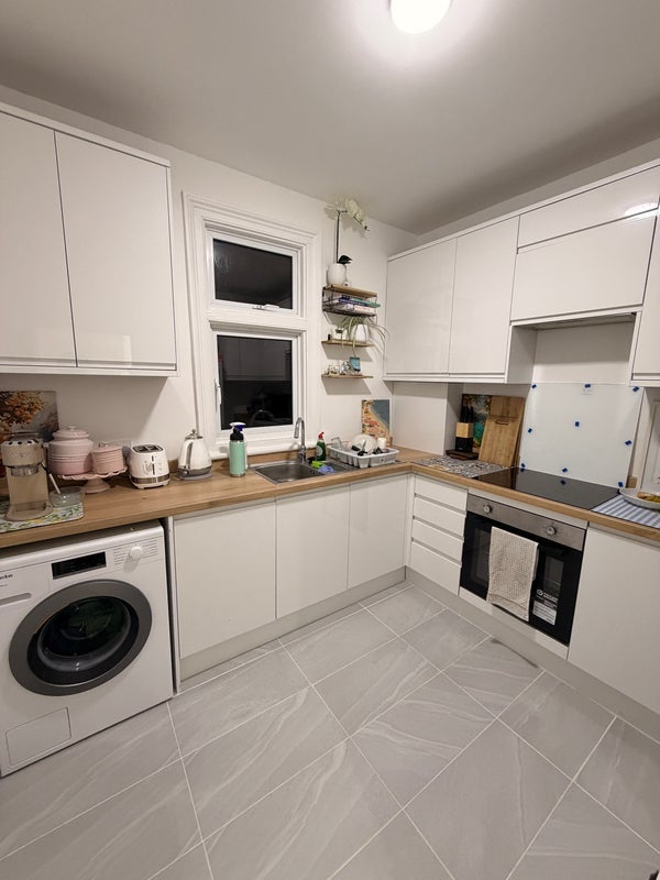 Room Beatrice Avenue in Greater London