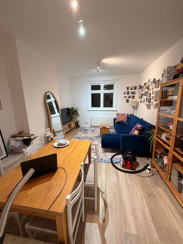 Room Beatrice Avenue in Greater London