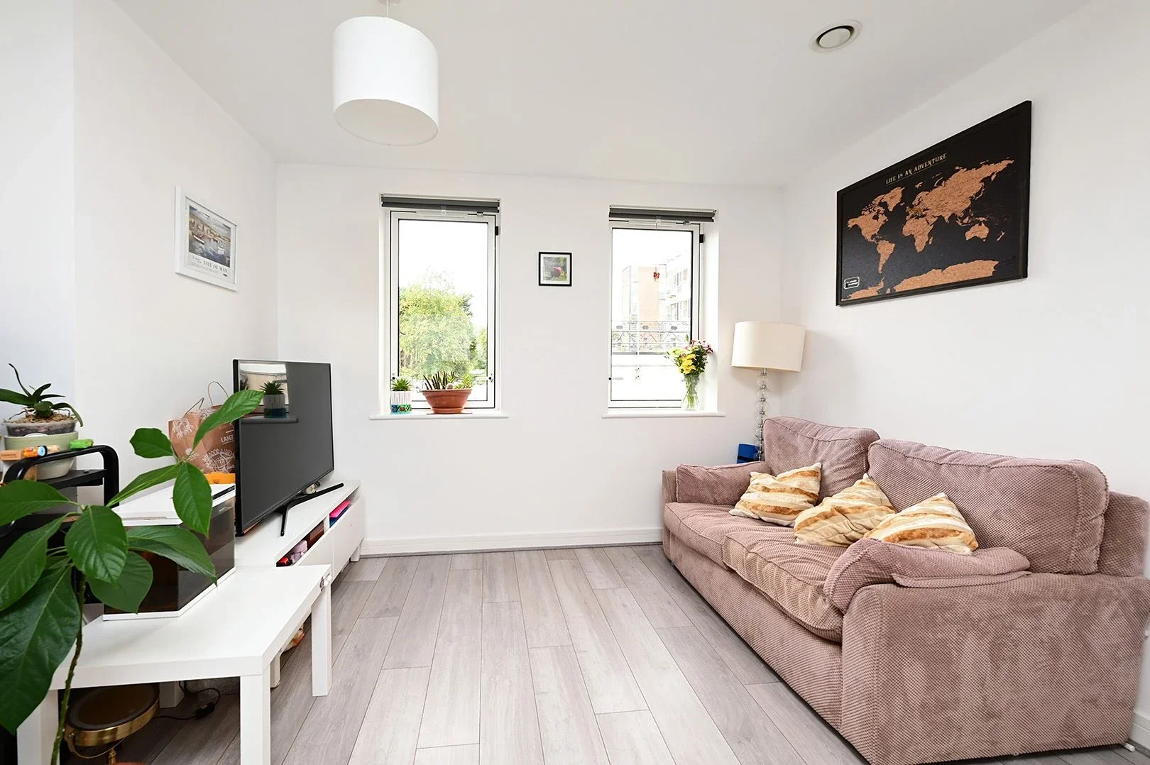 Flat Victoria Street in Basingstoke and Deane