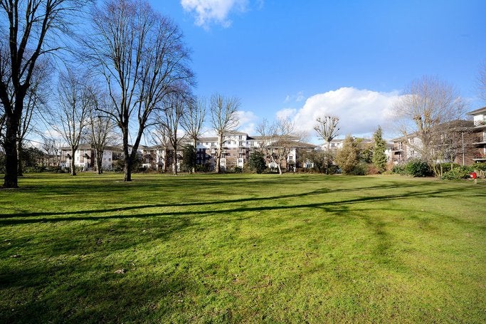 Flat Brompton Park Crescent in Greater London
