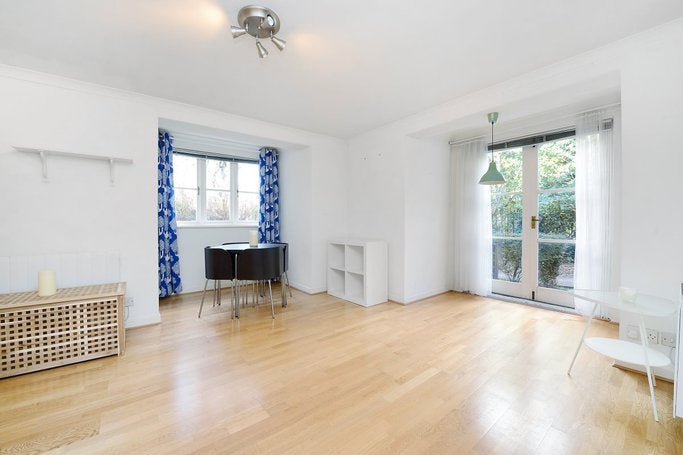 Flat Brompton Park Crescent in Greater London