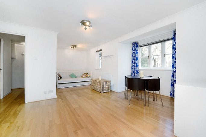 Flat Brompton Park Crescent in Greater London