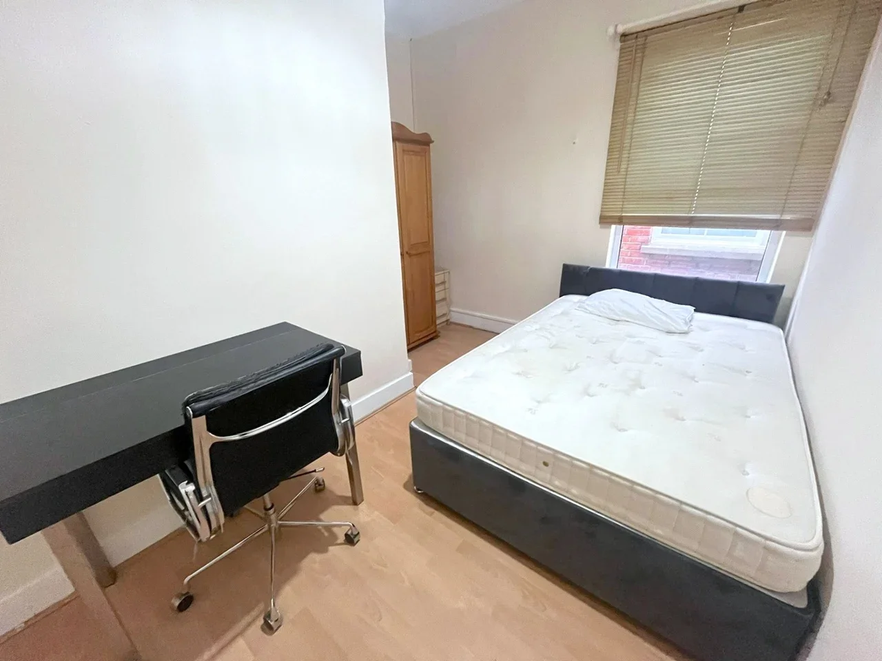 Flat Dudley Road in Greater London