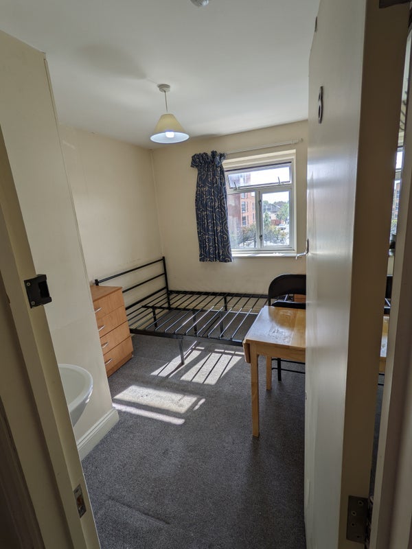 Room Western Avenue in Greater London