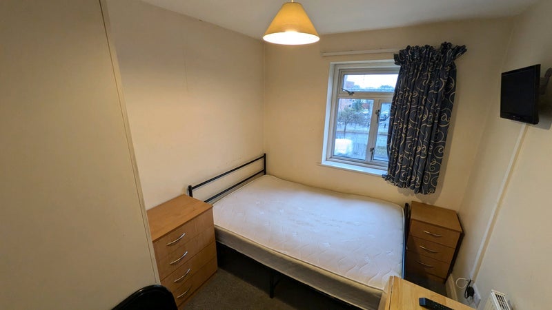 Room Western Avenue in Greater London