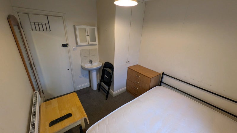 Room Western Avenue in Greater London