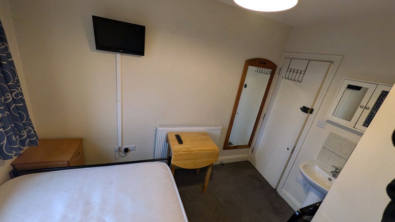 Room Western Avenue in Greater London